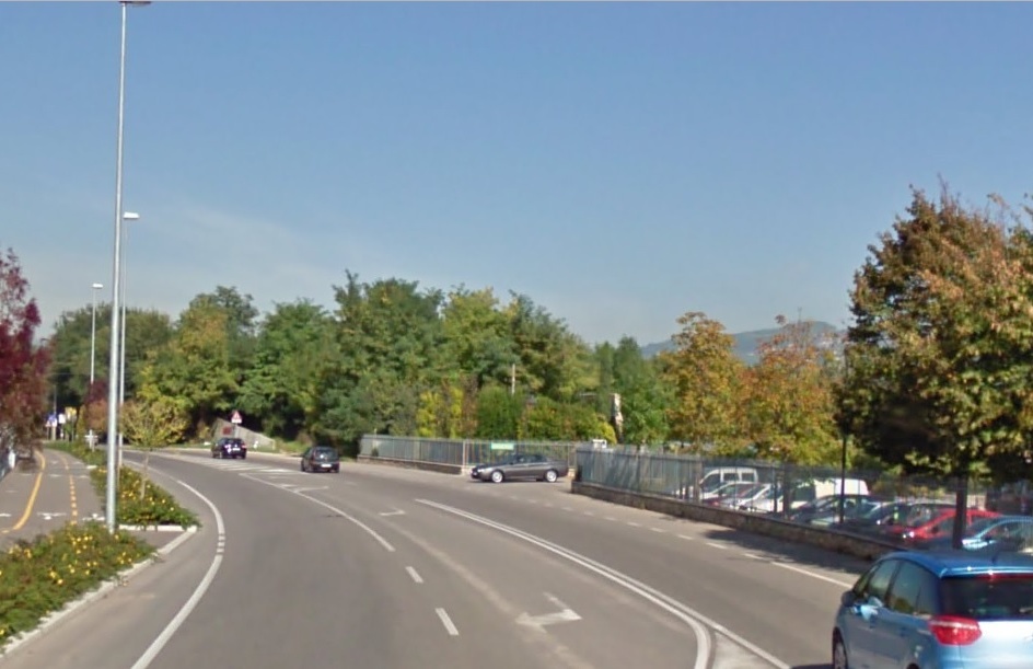 Auto investe anziano in via Valpantena