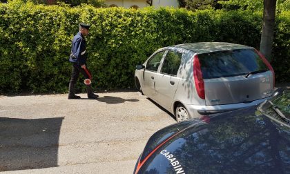 Buca e ruba la ruota di un'altra auto, l'uomo è residente a Villafranca