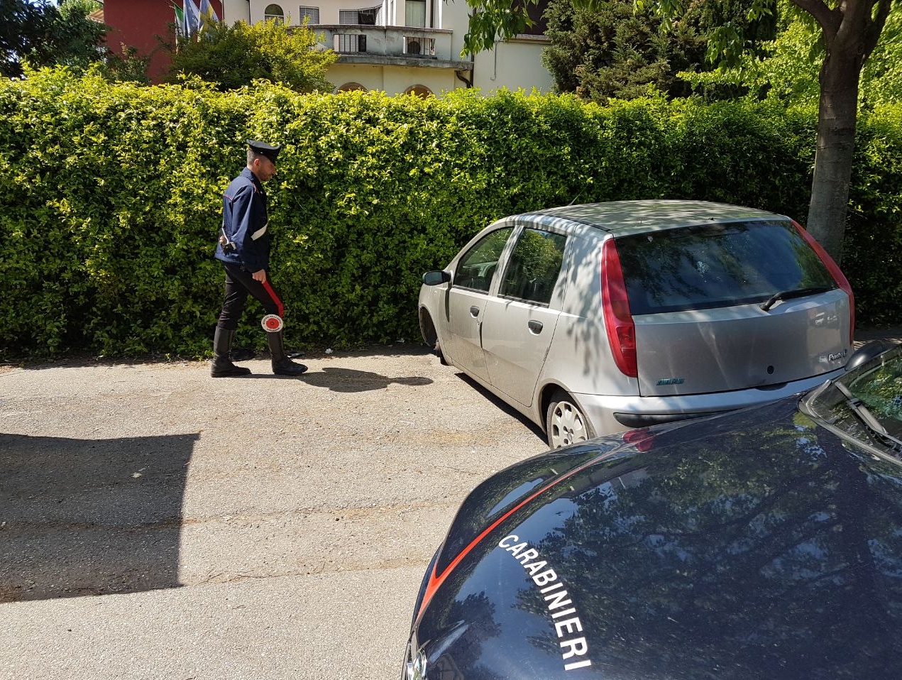 Buca e ruba la ruota di un’altra auto, l’uomo è residente a Villafranca