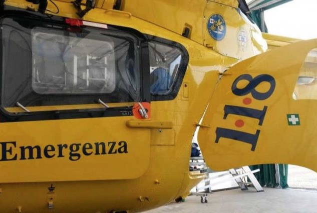 Cade dal tetto del capannone, paura per un uomo