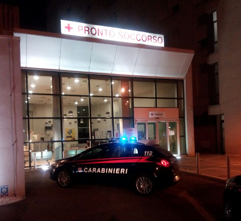 Caos in ospedale, uomo ricoverato uccide un paziente e minaccia il personale