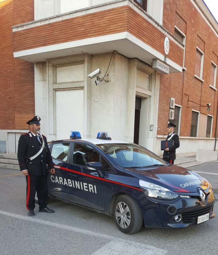 Carabiniere in congedo aiuta ad acciuffare ladro di borse