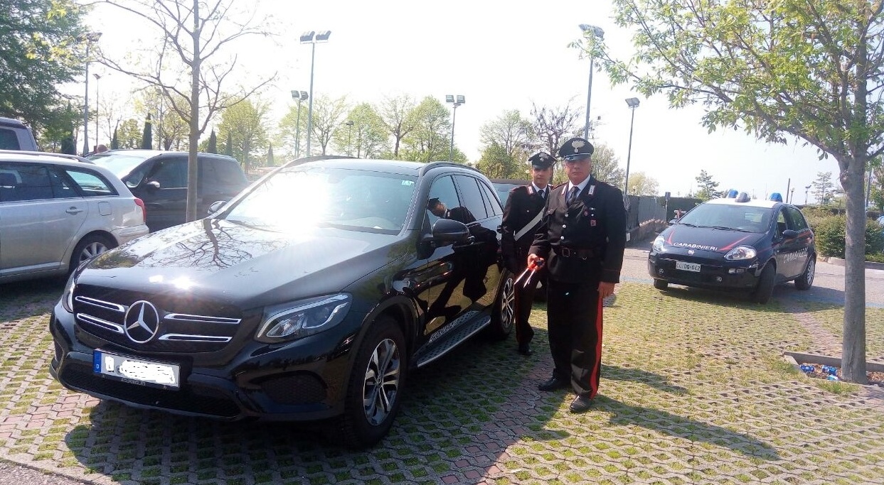 Con arnesi da scasso fra le auto dei turisti