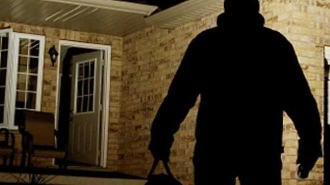 Coppia di anziani picchiati e derubati in casa