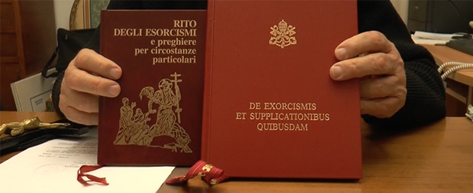 «Esci da questo corpo»: a tu per tu con l’esorcista