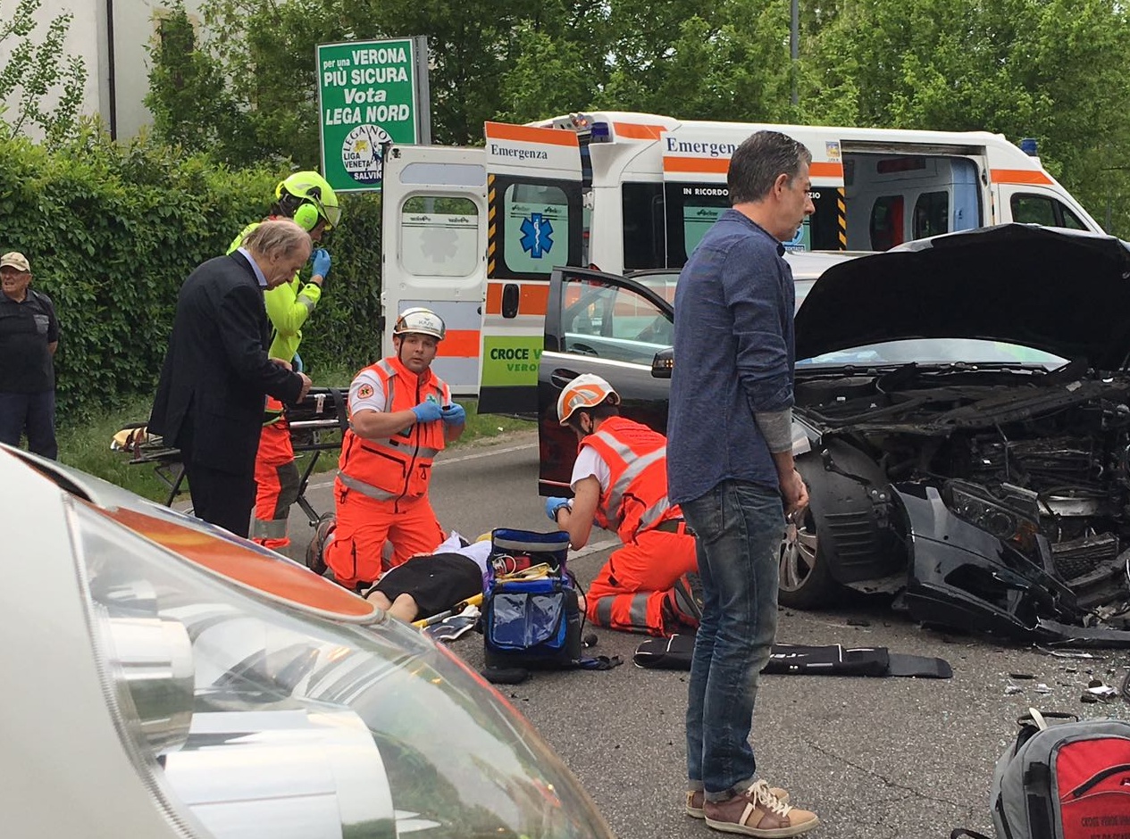 FOTO Drammatico frontale, due feriti gravi