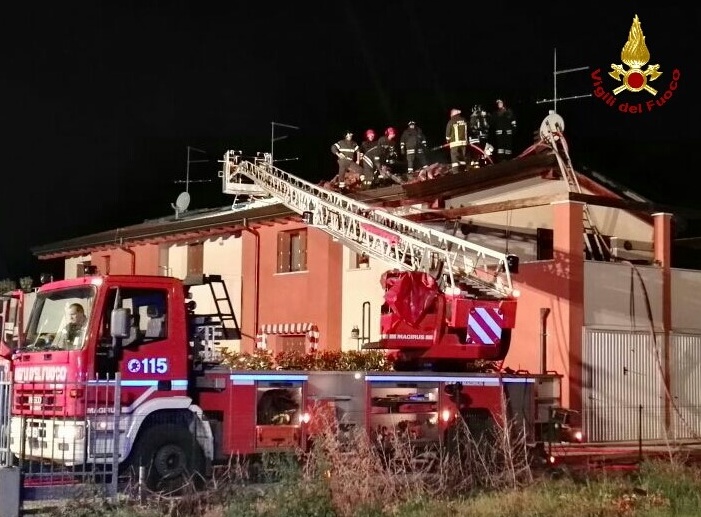 Fulmine sull’abitazione, casa in fiamme