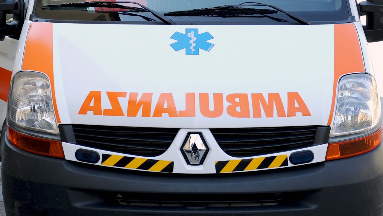 Incidente tra auto e moto, la vettura si rovescia