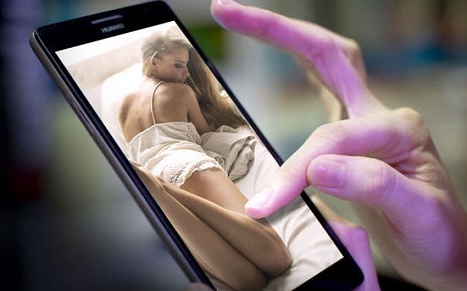 La moglie ha le foto hot sul telefono, lui la picchia