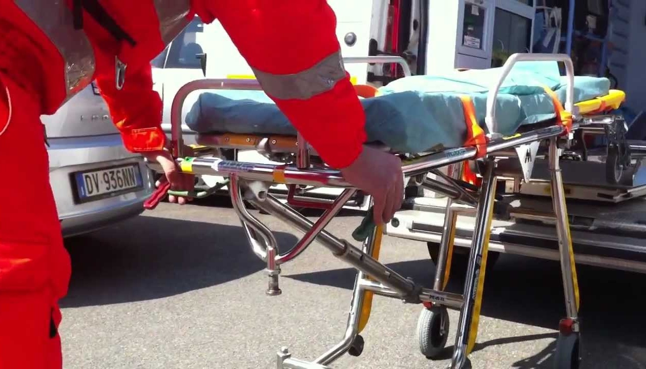 Moto contro auto, un ferito