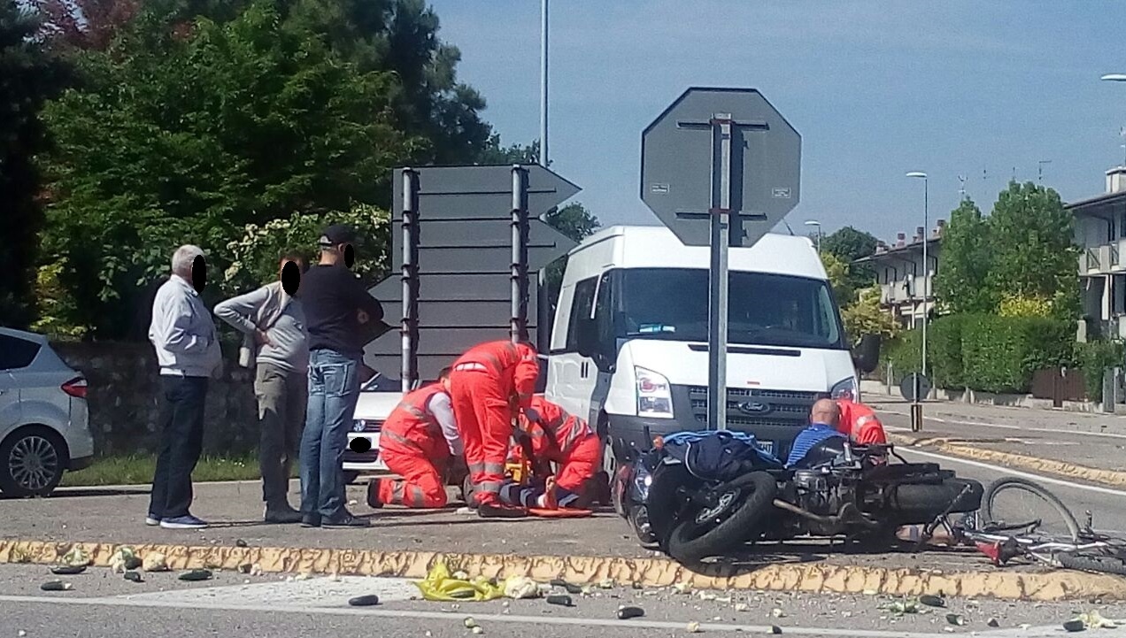 Scontro tra una moto e una bicicletta, attimi di paura a Povegliano