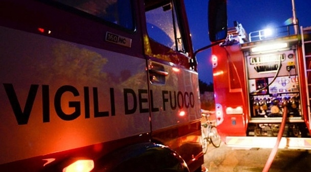 Scoppia l’incendio, muore una donna insieme al suo cane