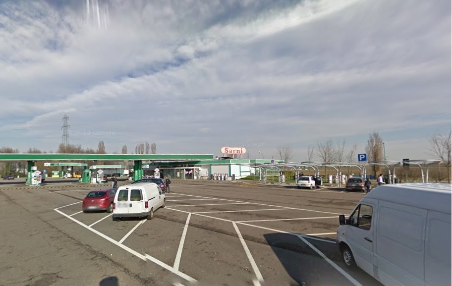 Si ferma nell’area di servizio e viene investito