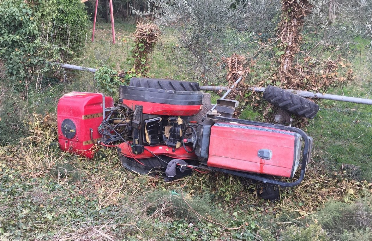 Si ribalta con il trattore, è grave
