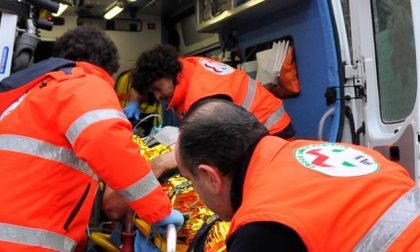 Si scontra con un'auto, ferito un motociclista