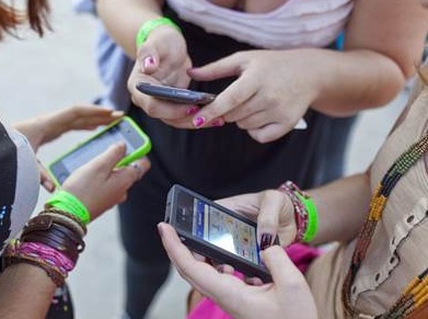 Smartphone, arriva il patentino per l’uso