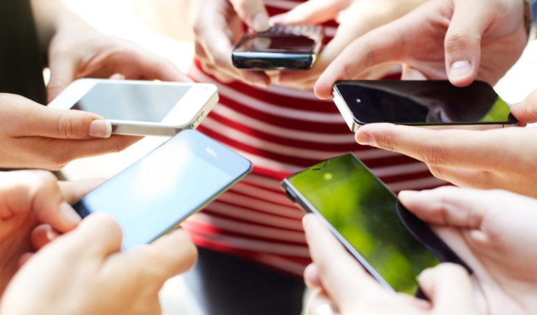 Smartphone, arriva il patentino per l’uso