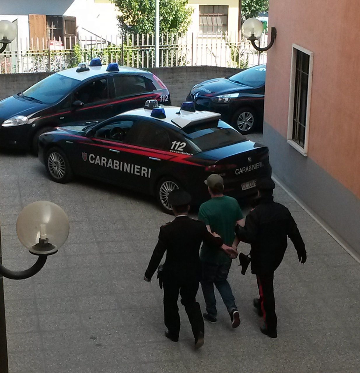 Squadra svizzera aggredisce una persona a Peschiera, sei arresti