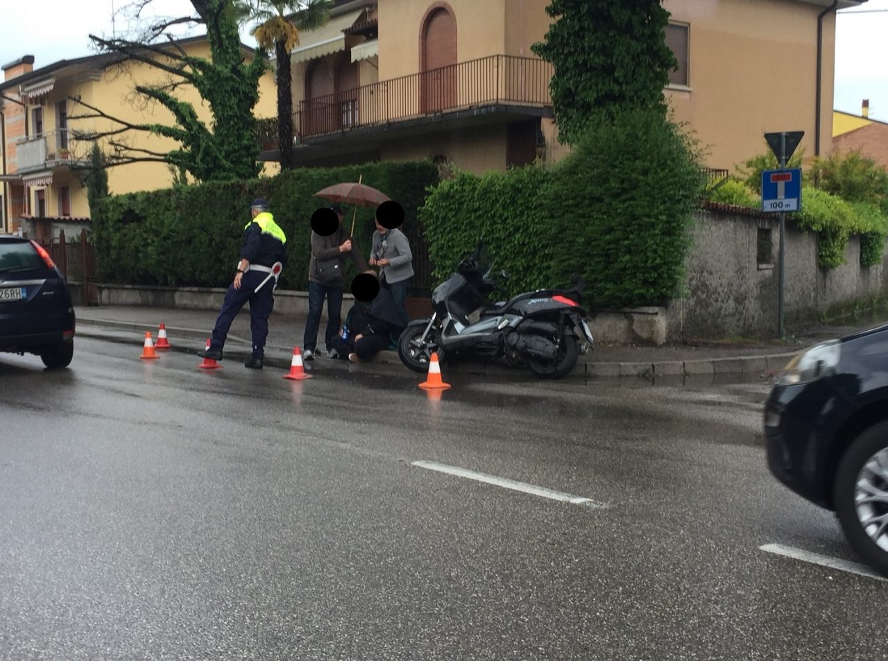 Strada bagnata, caduta autonoma in scooter