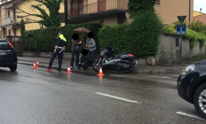 Strada bagnata, caduta autonoma in scooter