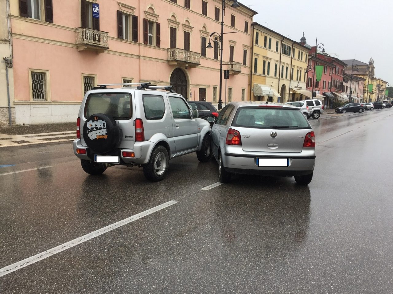 Villafranca, botto tra due auto al mercato