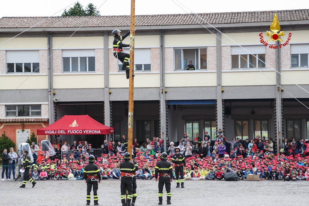 1.200 bambini a lezione dai vigili del fuoco. LE IMMAGINI