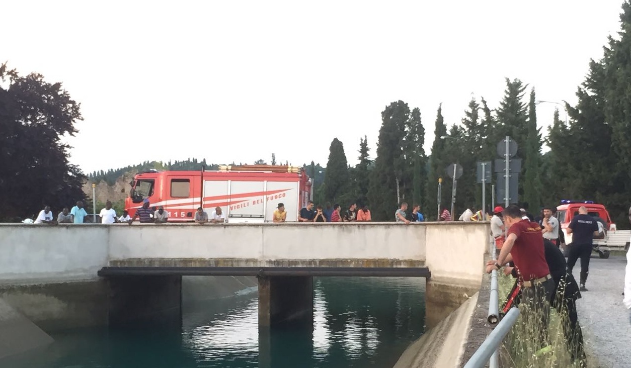 17ENNE SCOMPARSO NEL CANALE, RICERCHE ANCORA IN CORSO