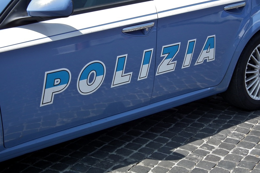 Aggredisce vigilantes e poliziotti, bloccata una donna