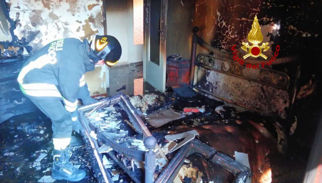 Appartamento in fiamme, anziani intossicati