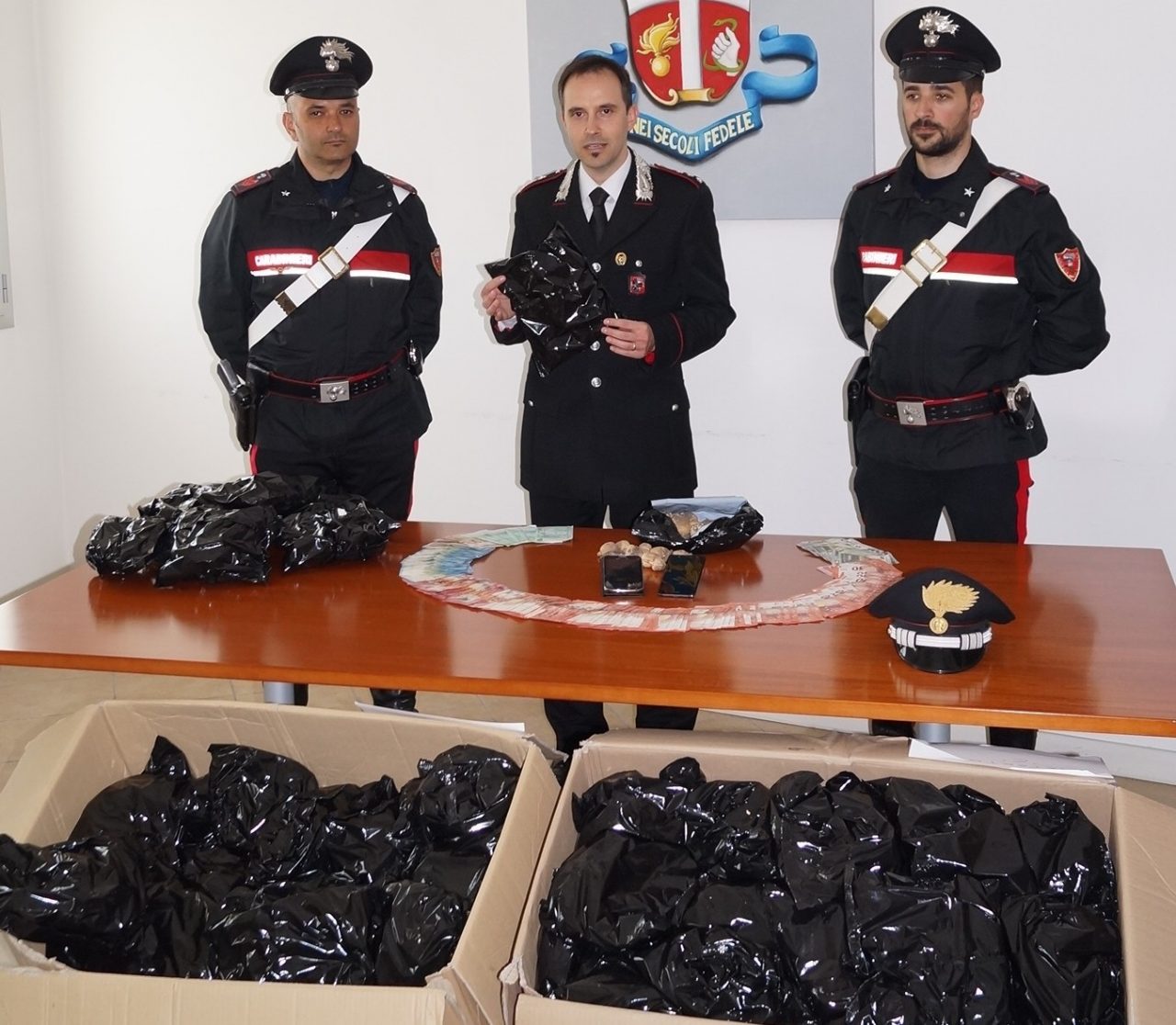Arrestati con 43 chili di papavero da oppio