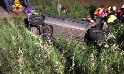 Auto esce di strada, una persona in pericolo di vita