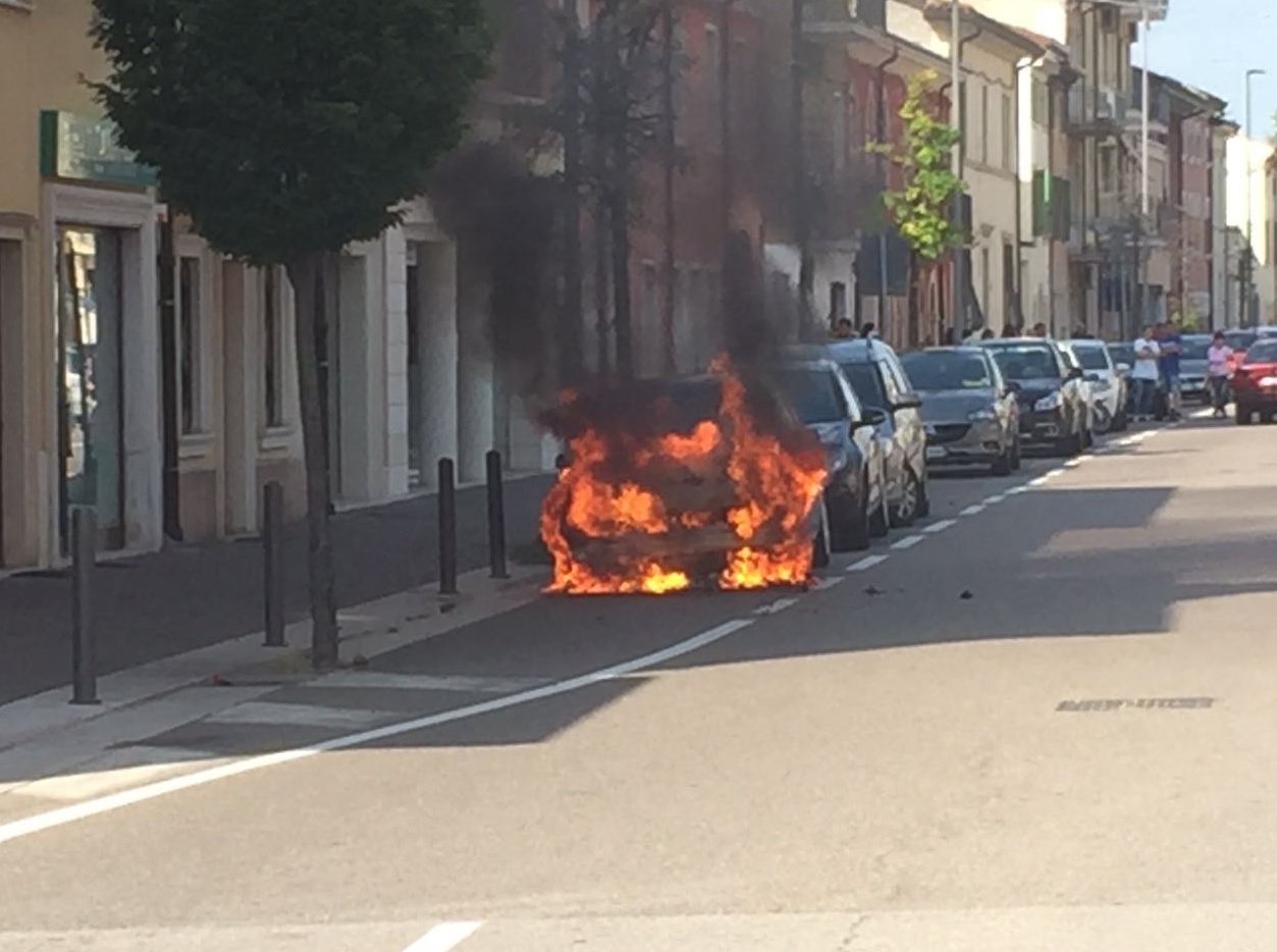 Auto in fiamme, paura in via Quadrato