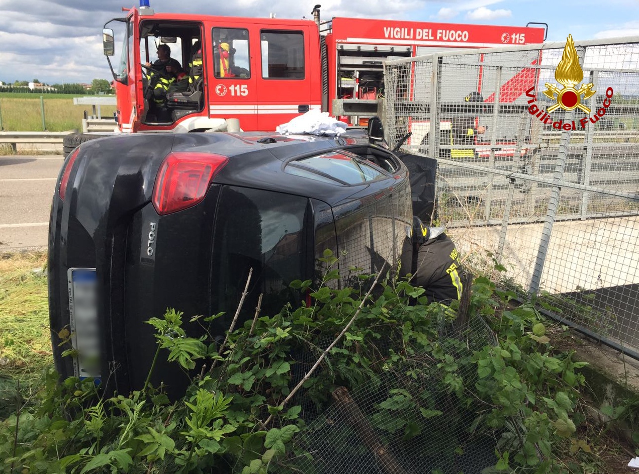 Auto si ribalta, una donna ferita