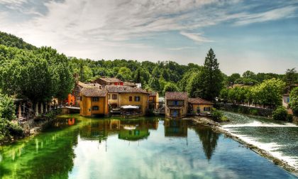 Borghetto, inaugurato il nuovo ponte di legno