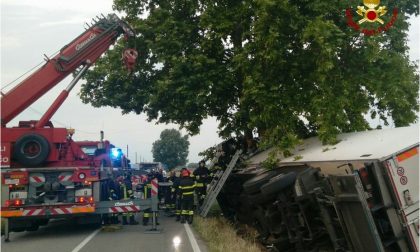 Buttapietra, camion si schianta contro un albero