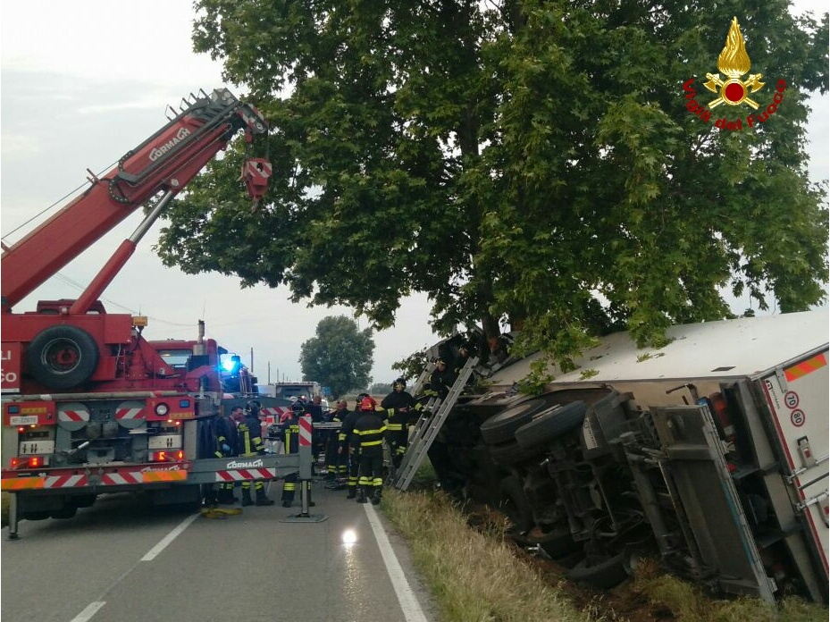 Buttapietra, camion si schianta contro un albero