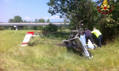 Cade ultraleggero, morto il pilota
