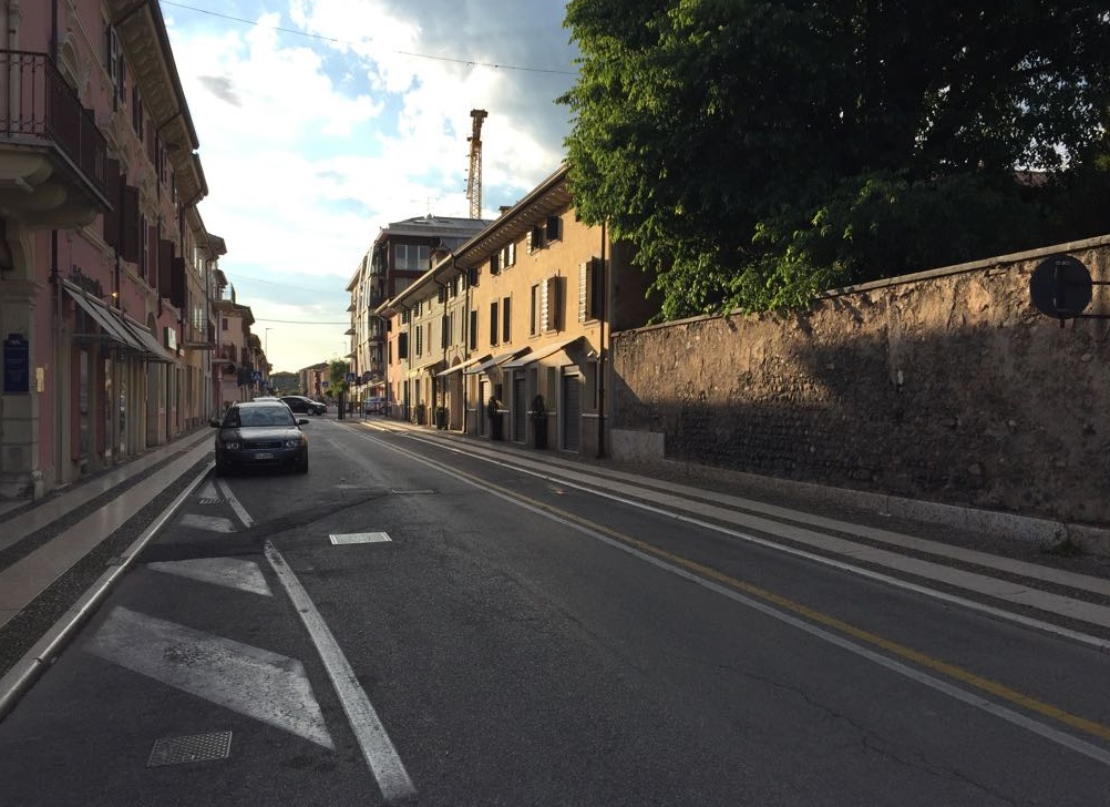 Caos in via Pace, lite in famiglia straniera