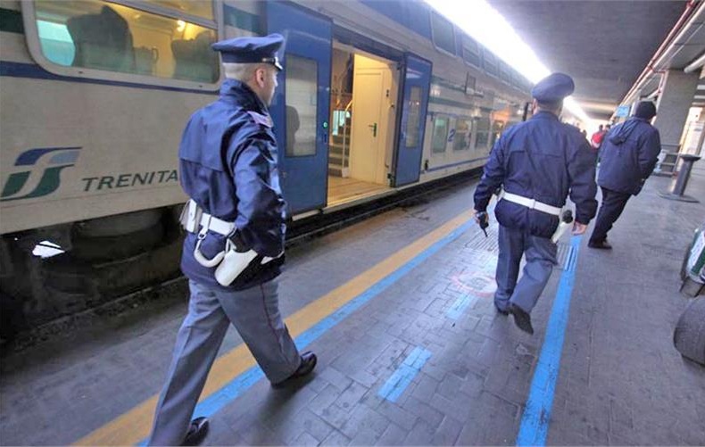 Dà in escandescenza, paura in stazione