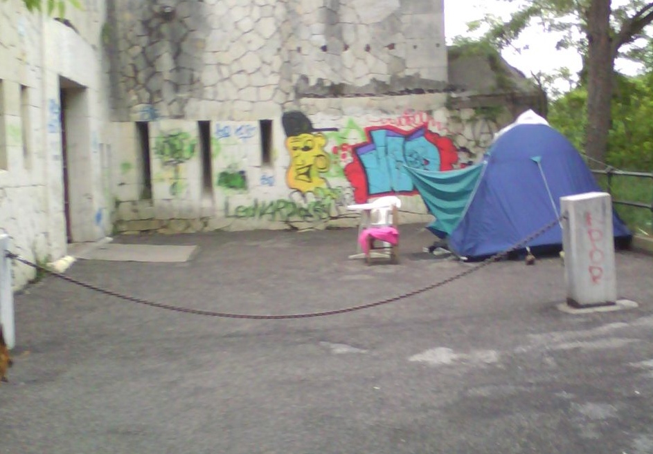 Dormivano in tenda a fianco del Forte, multati
