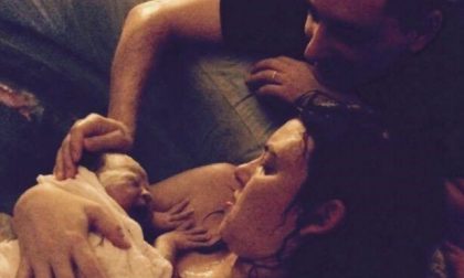 Elena ha partorito in casa, come una volta