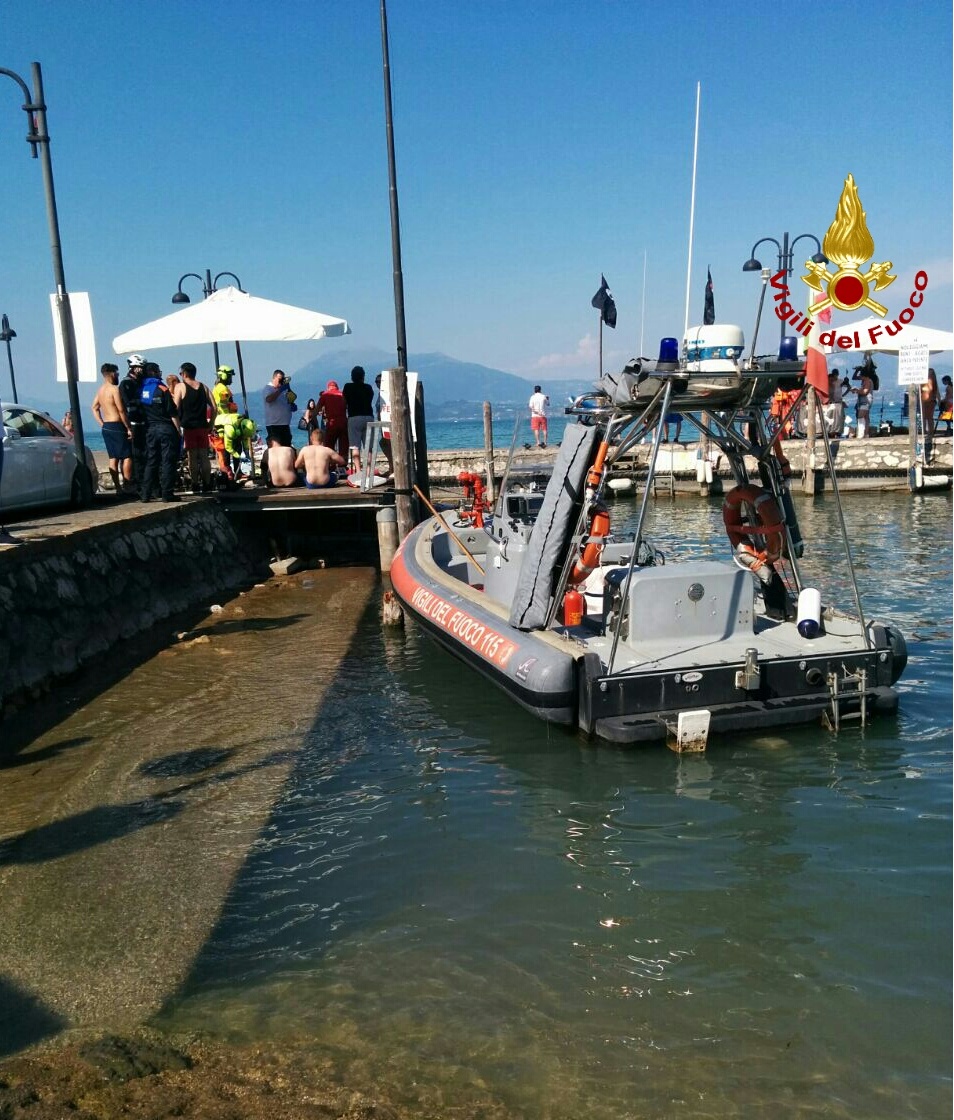 Imbarcazione a fuoco, salvate tre persone