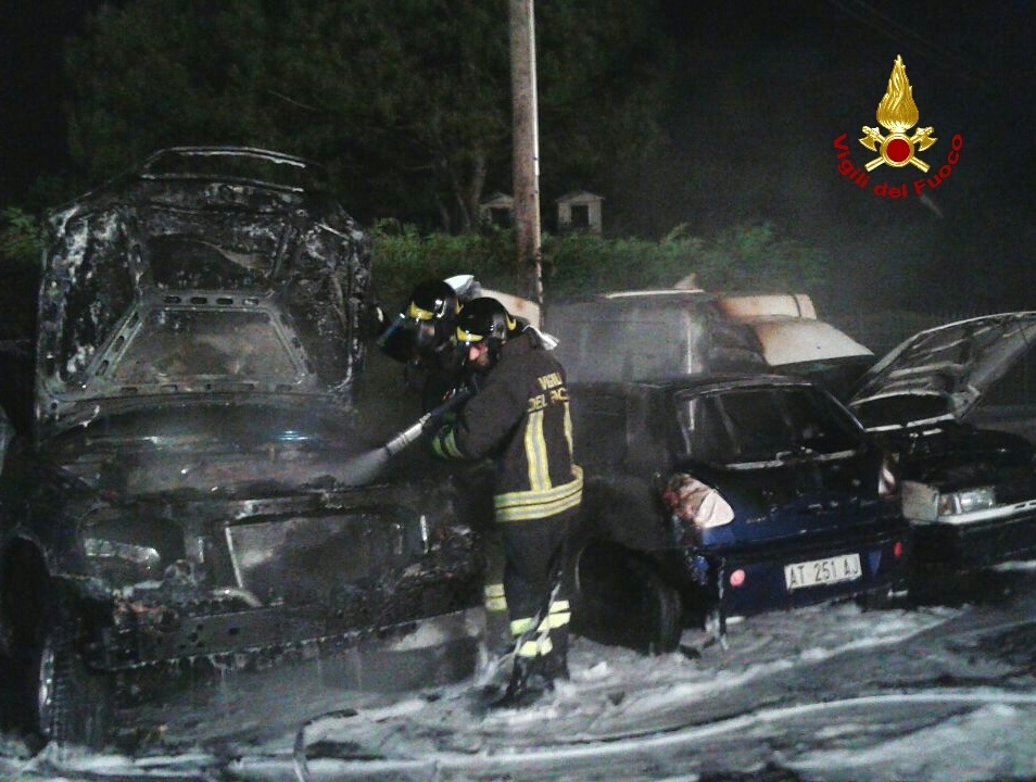 Incendio in una carrozzeria, diverse auto a fuoco. LE IMMAGINI