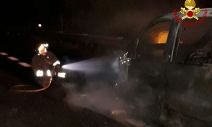 Incendio nella notte sull'autostrada A4. LE IMMAGINI