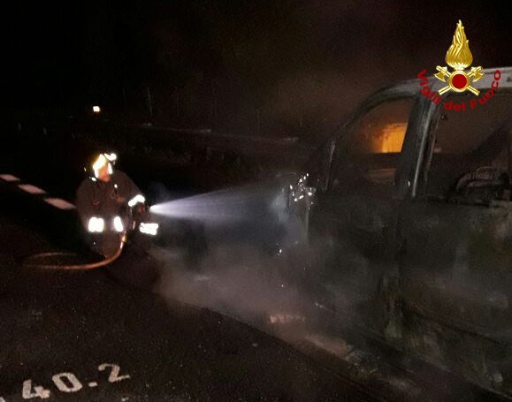 Incendio nella notte sull’autostrada A4. LE IMMAGINI
