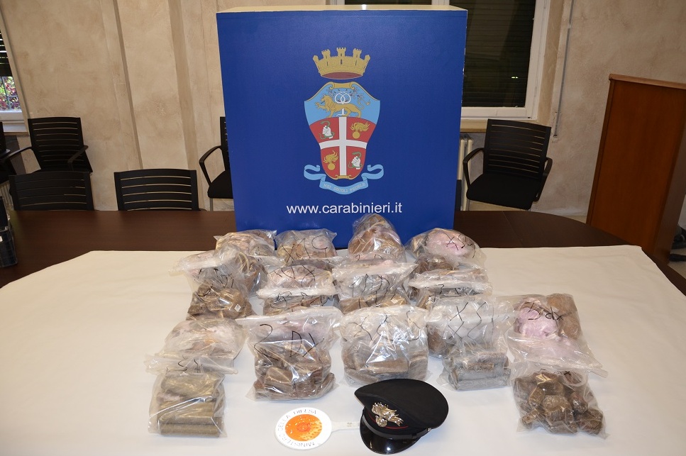 Intercettato con 23 chili di hashish, arrestato un corriere