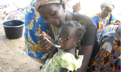 Pacchi di riso nelle parrocchie per aiutare i bambini del Burkina Faso