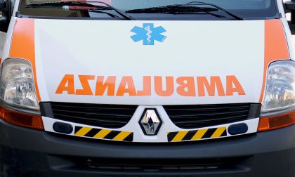 Auto sbanda e finisce fuori strada, due feriti