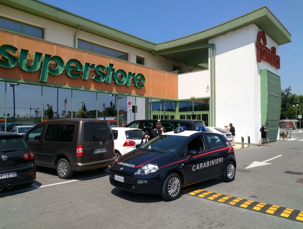 Rubano 14 telefoni cellulari, arrestati due 28enni