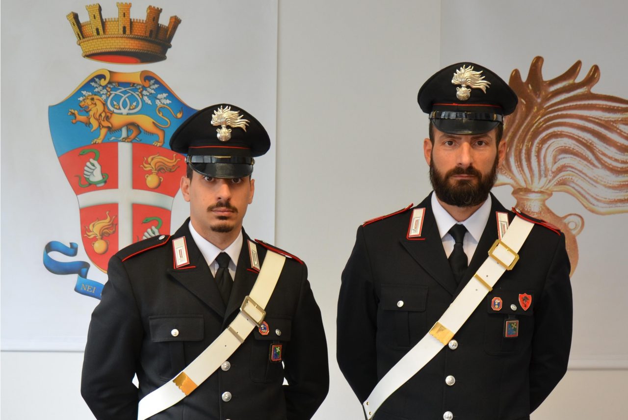 Shock a scuola, ragazzine trovate con coltelli e droga
